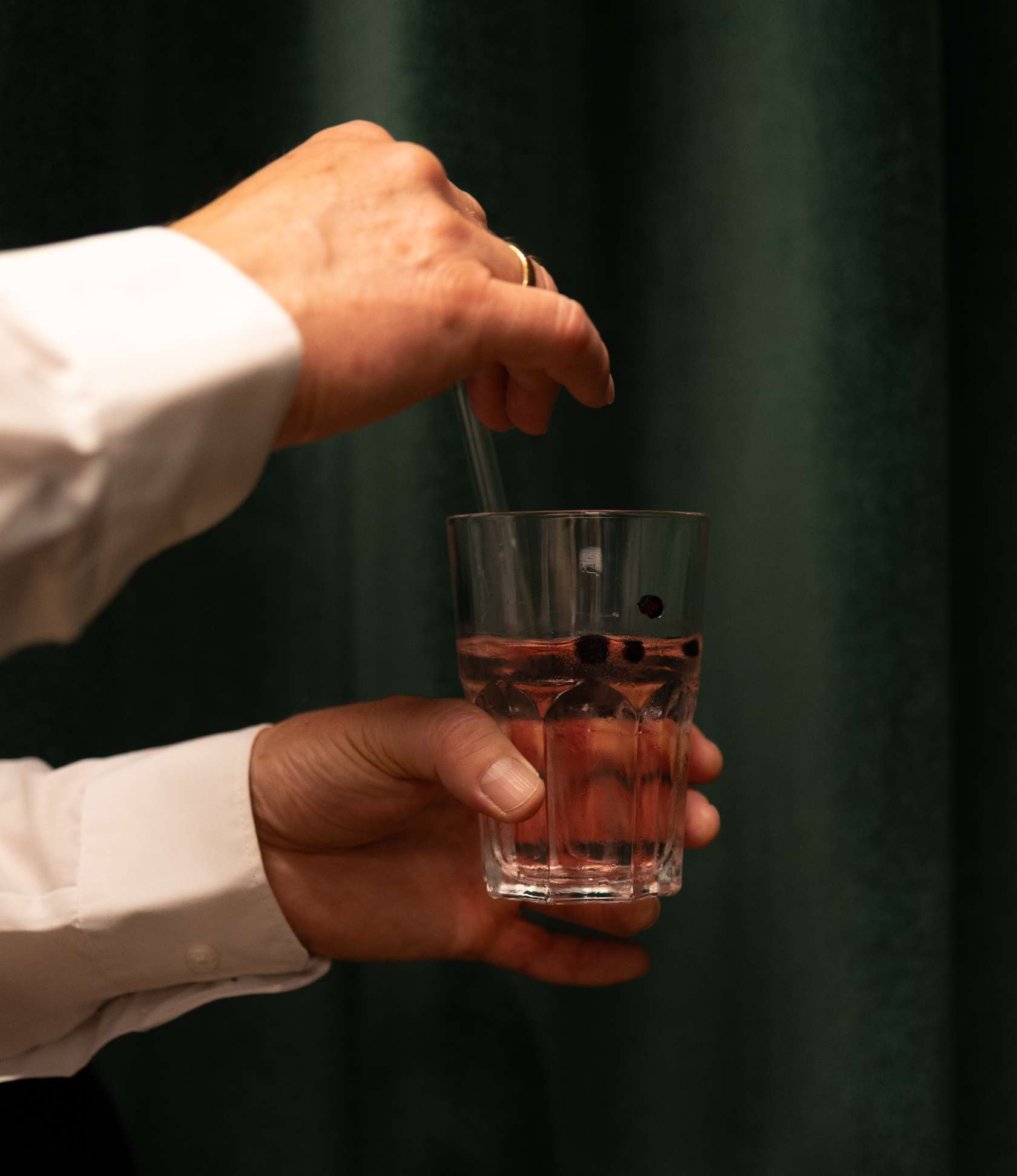 Gin ohne Alkohol im Glas
